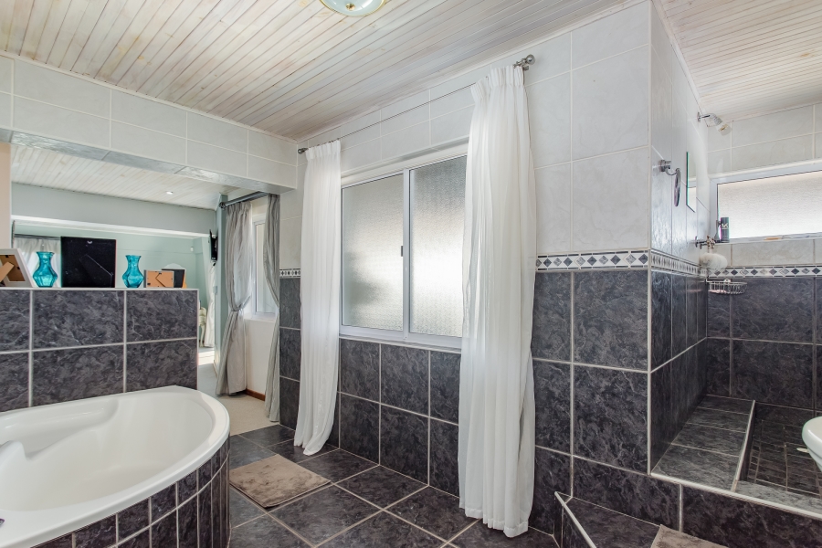4 Bedroom Property for Sale in Lemoenkloof Western Cape